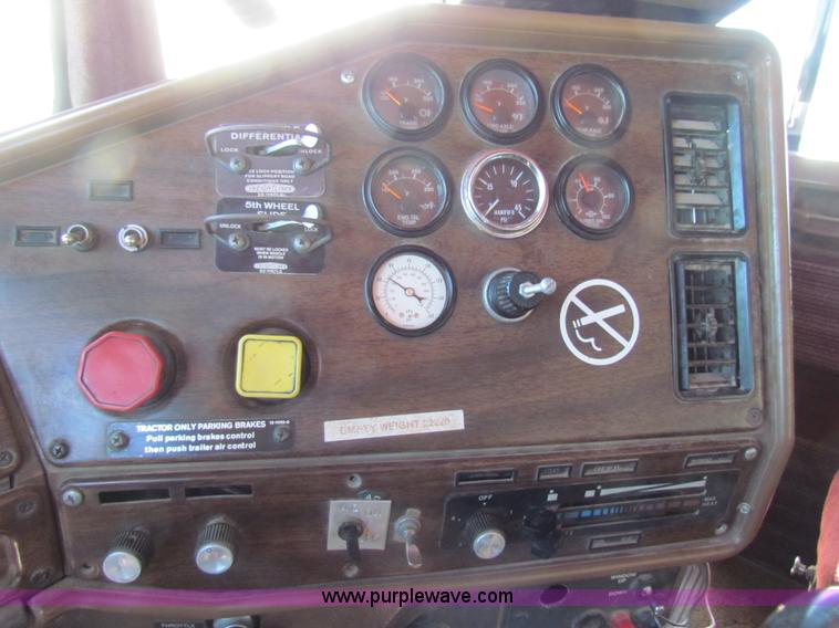 image for item G4388 1982 Freightliner dump truck