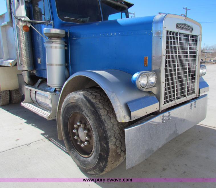 image for item G4388 1982 Freightliner dump truck