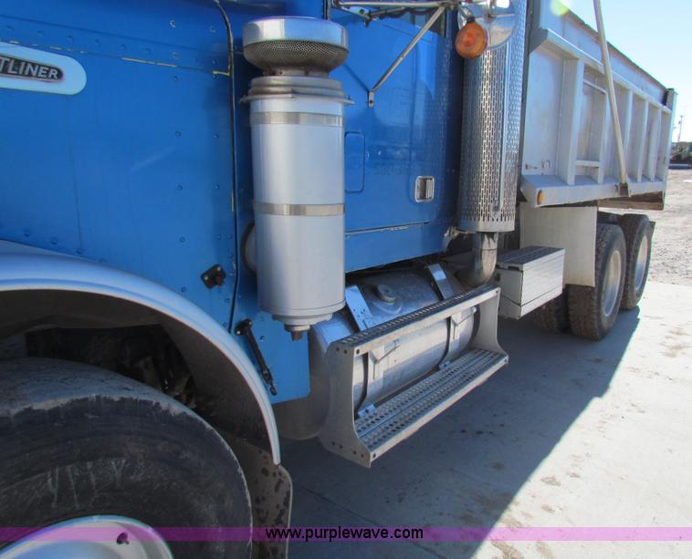 image for item G4388 1982 Freightliner dump truck
