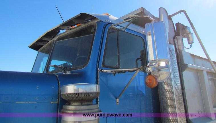 image for item G4388 1982 Freightliner dump truck