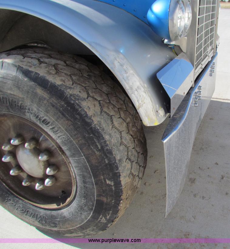 image for item G4388 1982 Freightliner dump truck