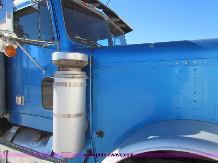 image for item G4388 1982 Freightliner dump truck