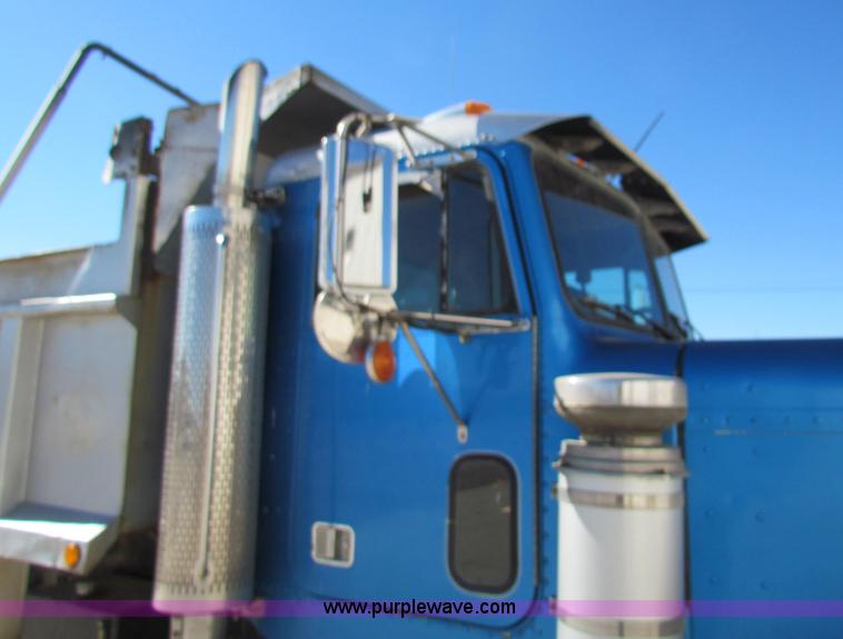 image for item G4388 1982 Freightliner dump truck