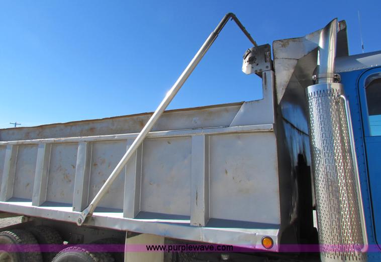 image for item G4388 1982 Freightliner dump truck