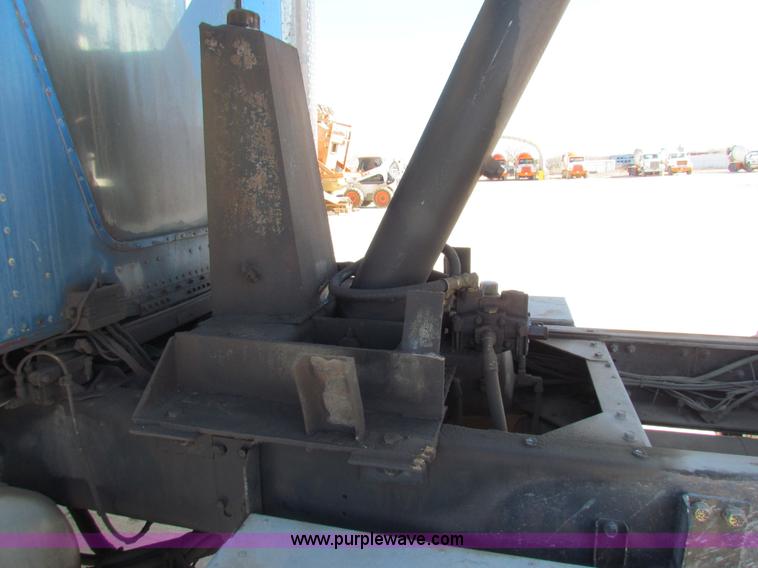 image for item G4388 1982 Freightliner dump truck