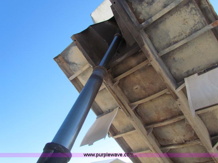 image for item G4388 1982 Freightliner dump truck