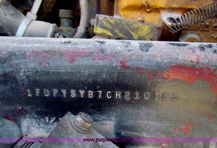 image for item G4388 1982 Freightliner dump truck