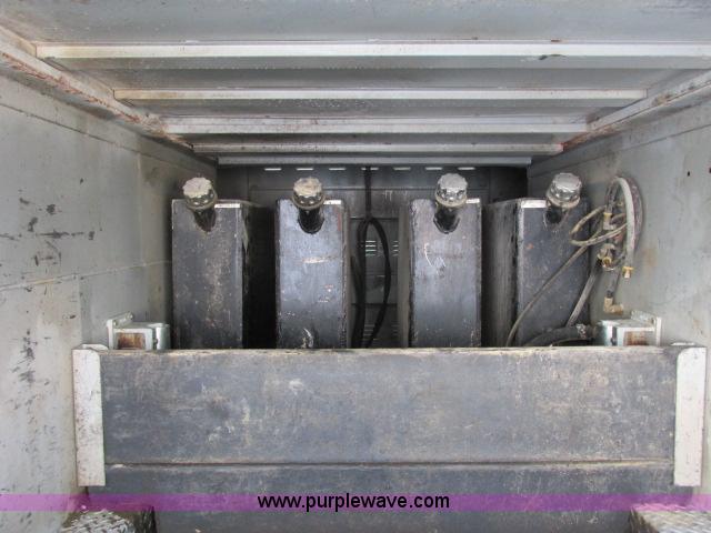 image for item G8900 2000 Ford F550 utility truck