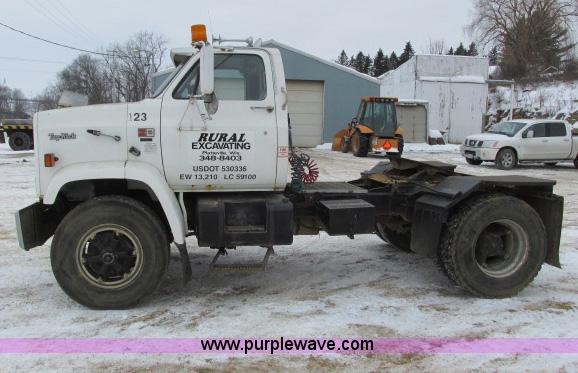 image for item G8907 1990 GMC TopKick 7000 semi truck