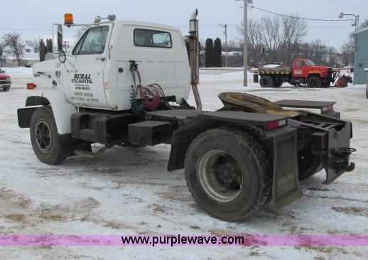 image for item G8907 1990 GMC TopKick 7000 semi truck