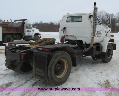 image for item G8907 1990 GMC TopKick 7000 semi truck