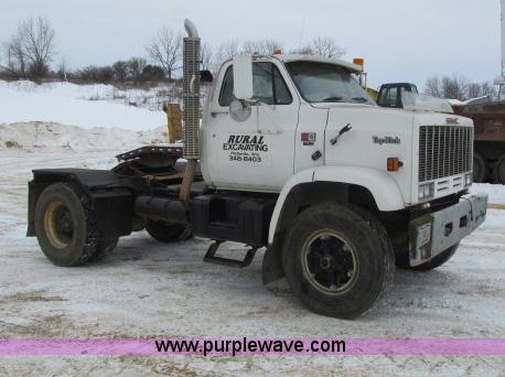 image for item G8907 1990 GMC TopKick 7000 semi truck