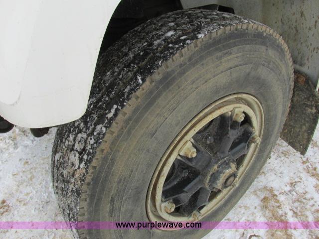 image for item G8907 1990 GMC TopKick 7000 semi truck