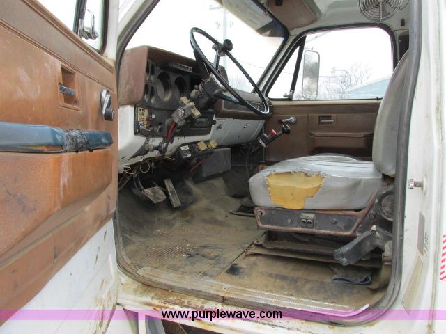 image for item G8907 1990 GMC TopKick 7000 semi truck