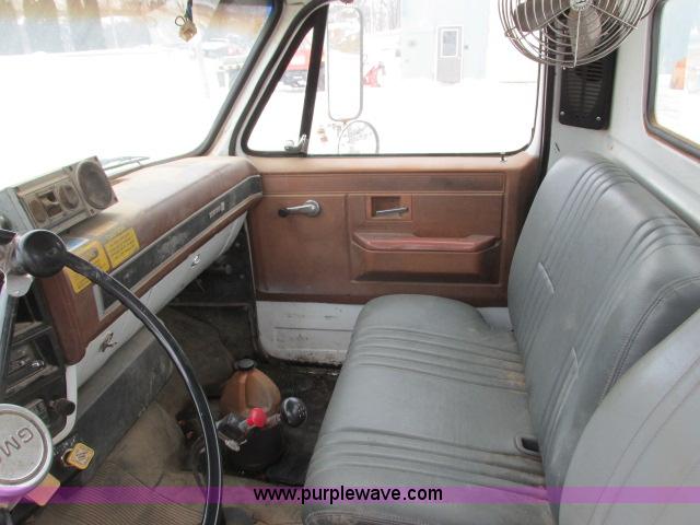 image for item G8907 1990 GMC TopKick 7000 semi truck