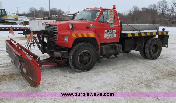 image for item G8908 1988 Ford F800 flatbed truck