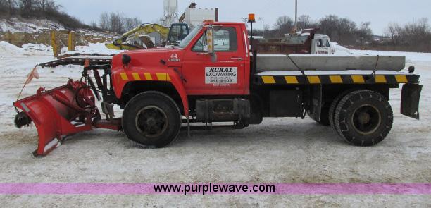 image for item G8908 1988 Ford F800 flatbed truck