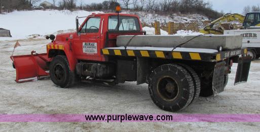 image for item G8908 1988 Ford F800 flatbed truck