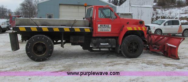 image for item G8908 1988 Ford F800 flatbed truck