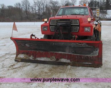 image for item G8908 1988 Ford F800 flatbed truck