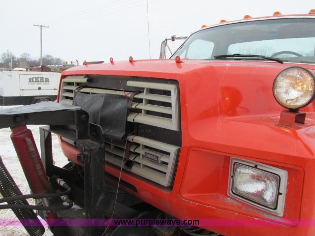 image for item G8908 1988 Ford F800 flatbed truck