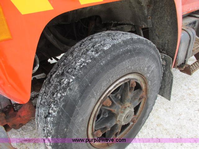 image for item G8908 1988 Ford F800 flatbed truck