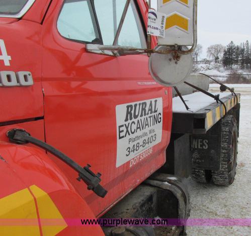 image for item G8908 1988 Ford F800 flatbed truck