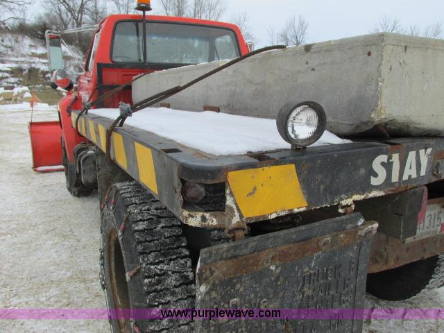 image for item G8908 1988 Ford F800 flatbed truck