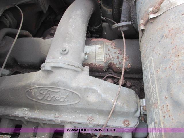 image for item G8908 1988 Ford F800 flatbed truck