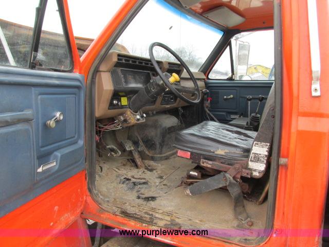 image for item G8908 1988 Ford F800 flatbed truck