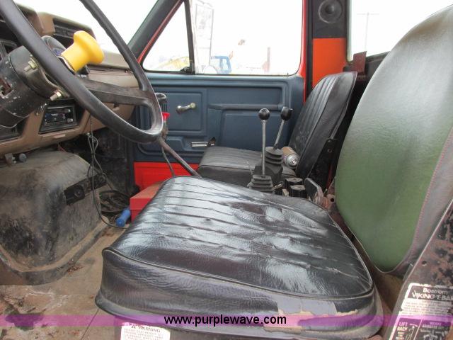 image for item G8908 1988 Ford F800 flatbed truck