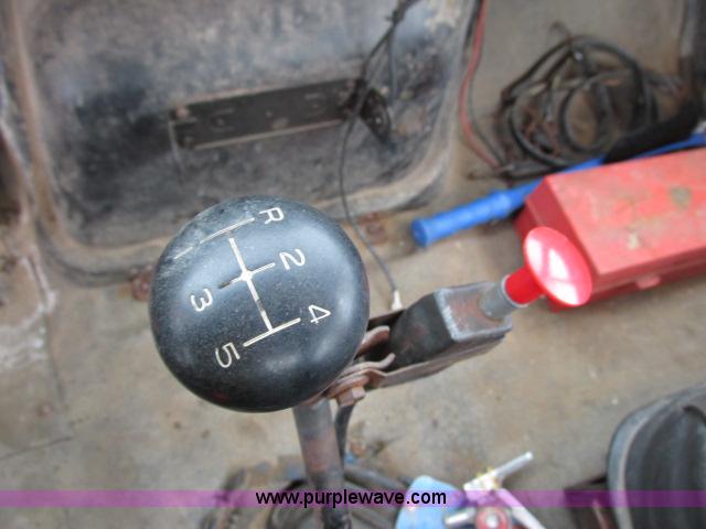 image for item G8908 1988 Ford F800 flatbed truck