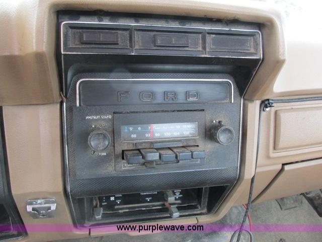 image for item G8908 1988 Ford F800 flatbed truck