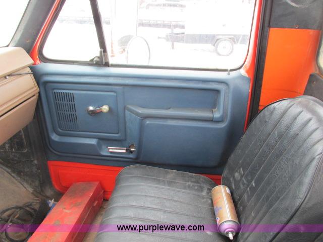 image for item G8908 1988 Ford F800 flatbed truck