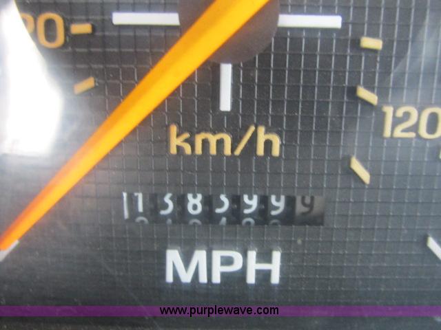 image for item G8908 1988 Ford F800 flatbed truck