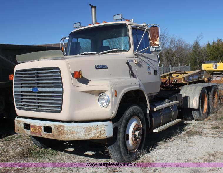 image for item H7292 1993 Ford LTS9000 semi truck