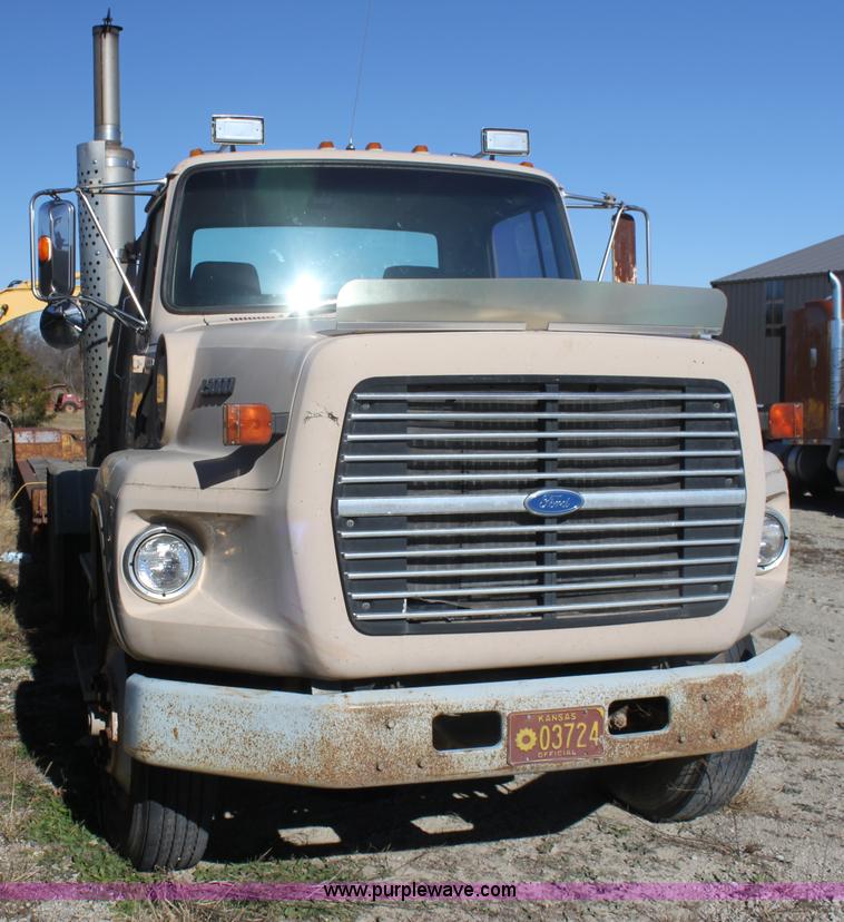 image for item H7292 1993 Ford LTS9000 semi truck