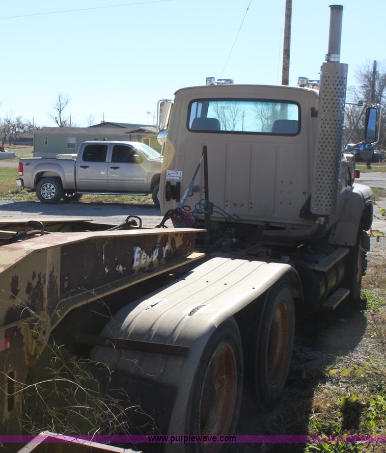 image for item H7292 1993 Ford LTS9000 semi truck