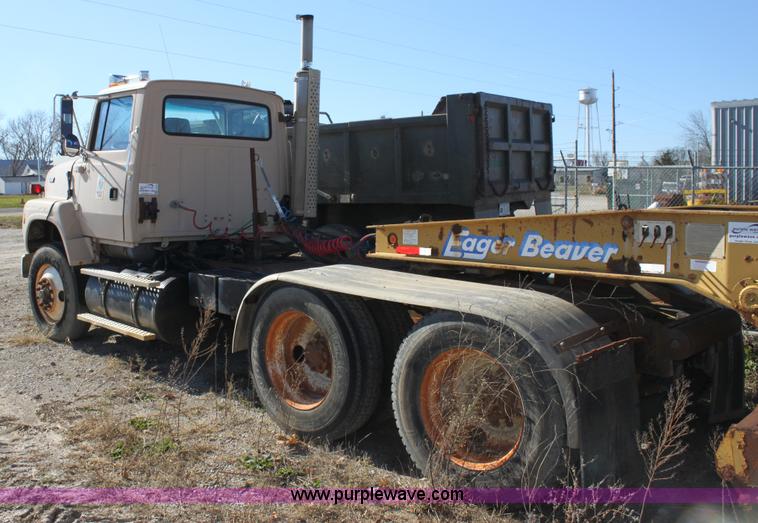 image for item H7292 1993 Ford LTS9000 semi truck