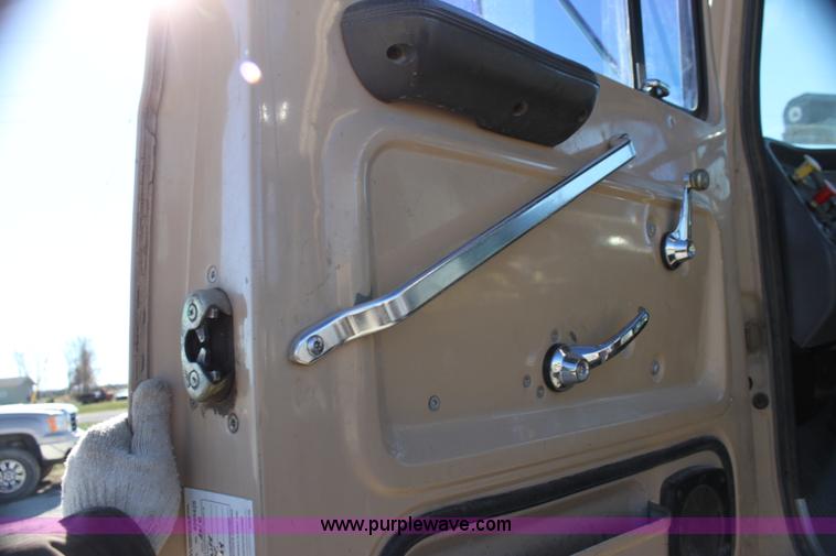 image for item H7292 1993 Ford LTS9000 semi truck