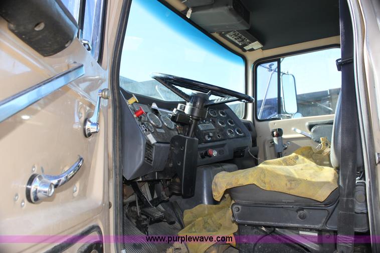 image for item H7292 1993 Ford LTS9000 semi truck