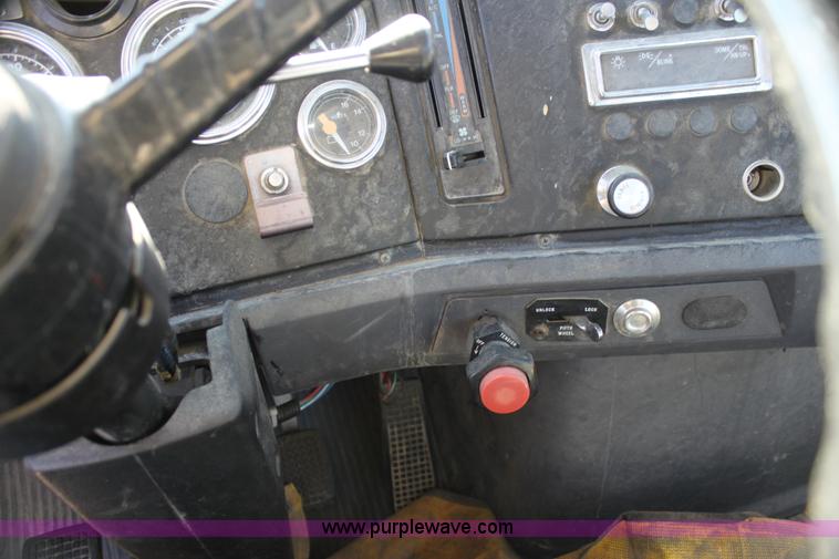 image for item H7292 1993 Ford LTS9000 semi truck