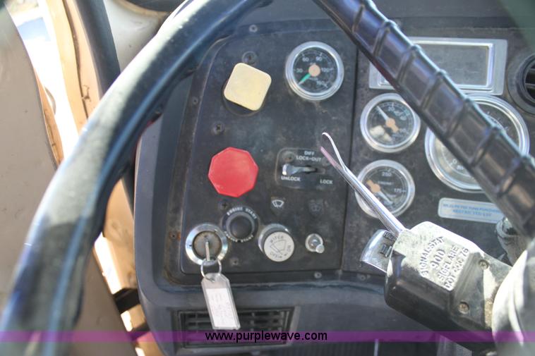 image for item H7292 1993 Ford LTS9000 semi truck