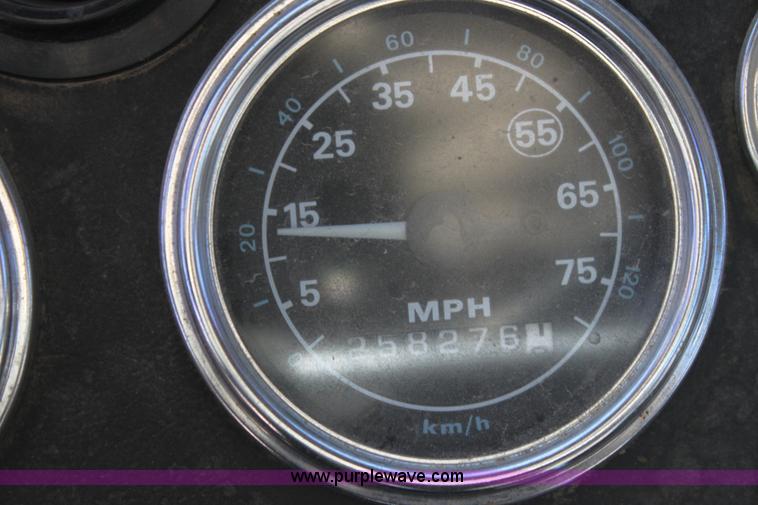 image for item H7292 1993 Ford LTS9000 semi truck