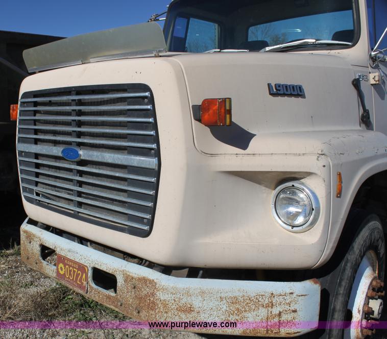 image for item H7292 1993 Ford LTS9000 semi truck