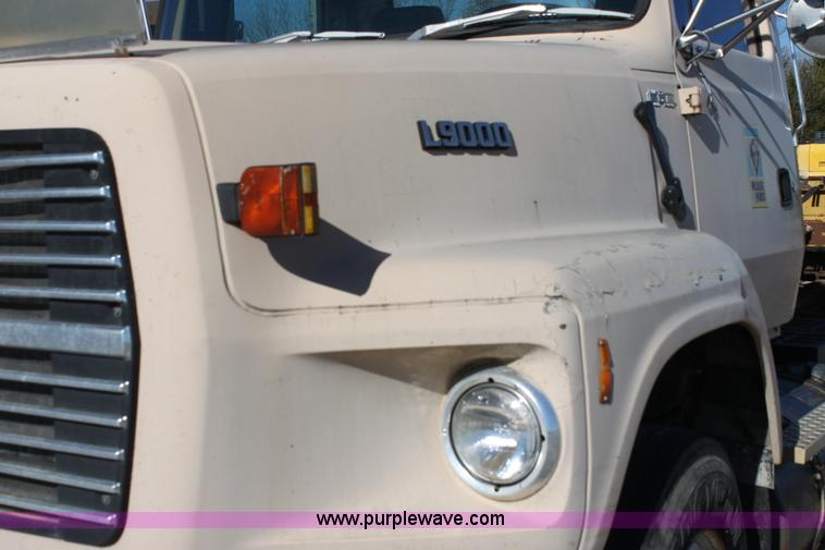 image for item H7292 1993 Ford LTS9000 semi truck