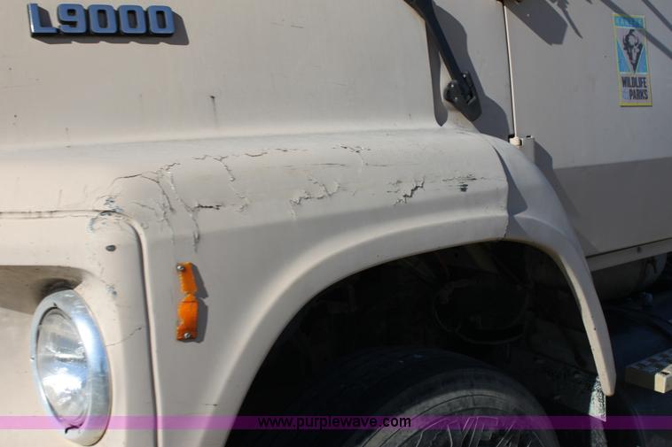 image for item H7292 1993 Ford LTS9000 semi truck