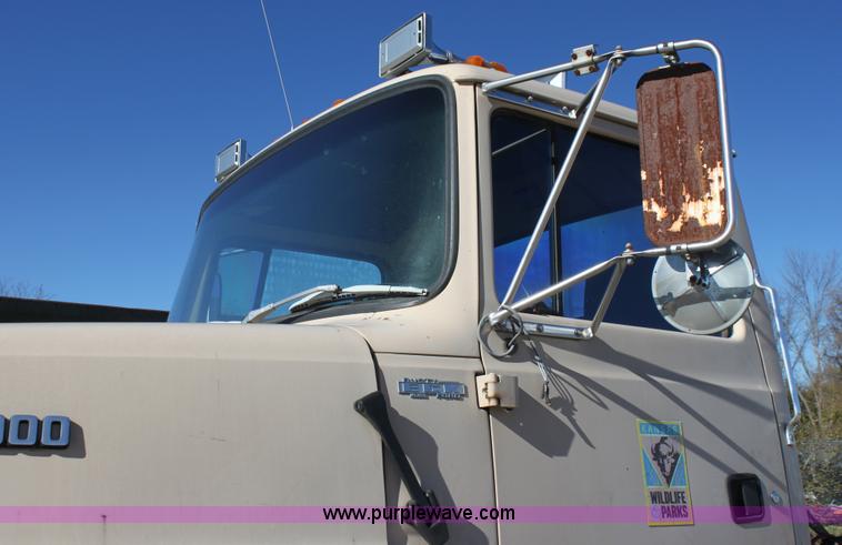 image for item H7292 1993 Ford LTS9000 semi truck