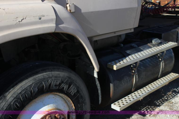 image for item H7292 1993 Ford LTS9000 semi truck