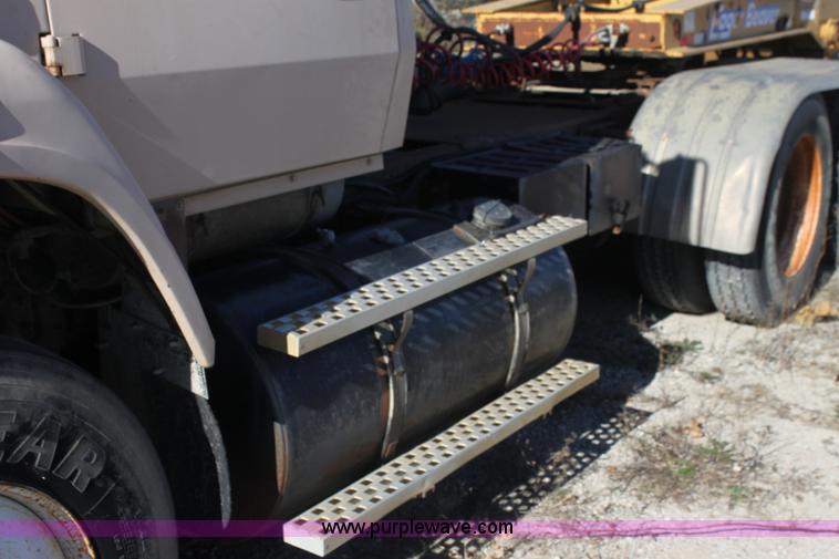 image for item H7292 1993 Ford LTS9000 semi truck